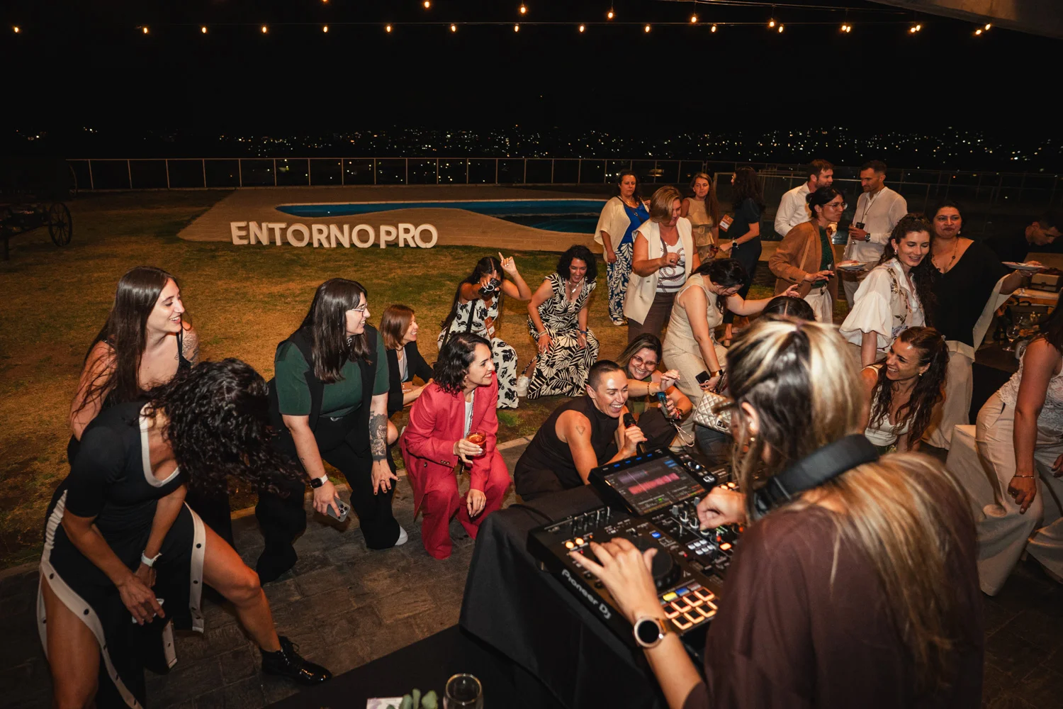 Evento corporativo de noche en Villa Carlos Paz: público bailando junto a la cabina