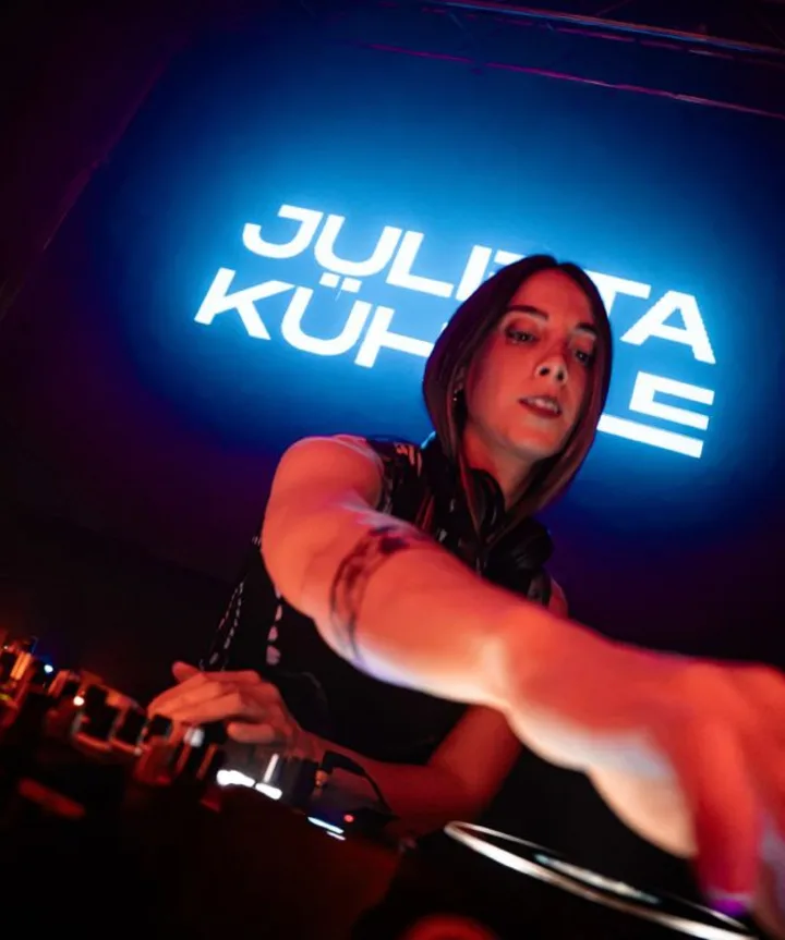 Julieta Kuhnle en cabina, con su nombre proyectado detrás